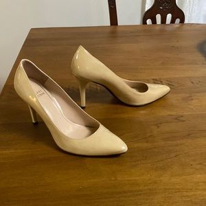 Stuart Weizman 4.25 inch tan heels